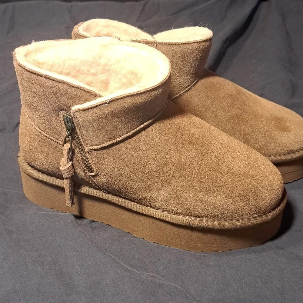 NWOT Bearpaw Women's Toni Zip Side Brown Platform Size 9 Boot